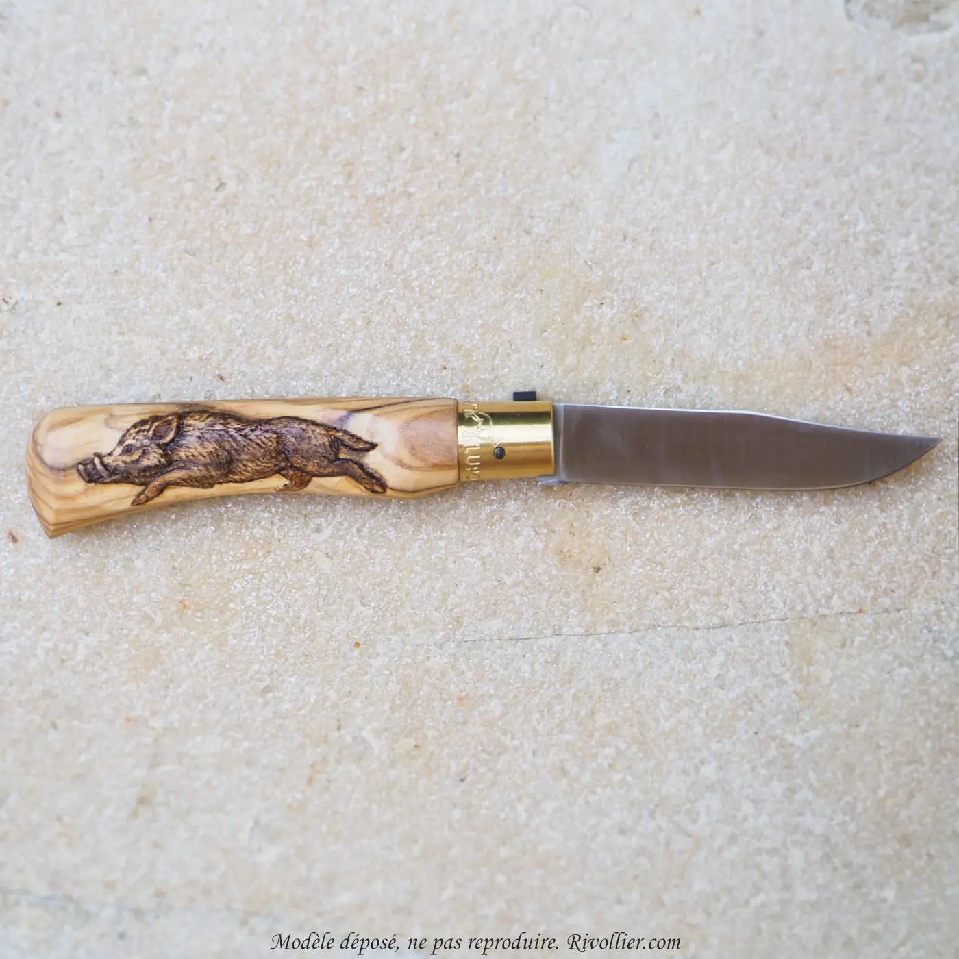 Couteau similaire opinel sculpté sanglier